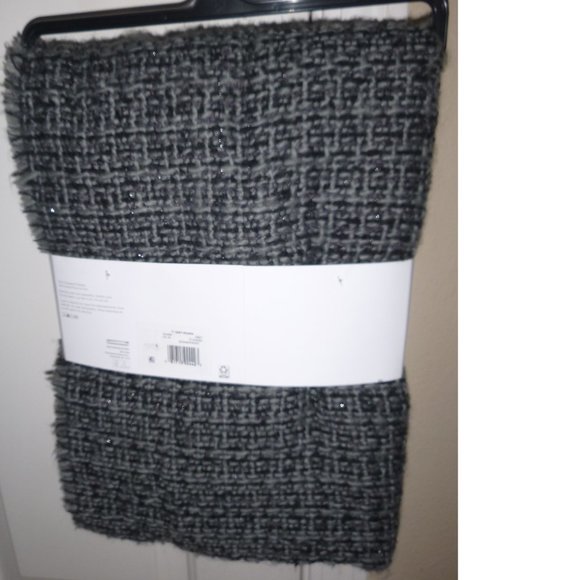 Womens Time And Tru RUANA Wrap Cape Shawl Cover Up Gray Black Plaid ONE SIZE NWT - Picture 3 of 3